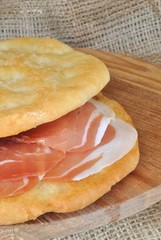 Focaccia con prosciutto