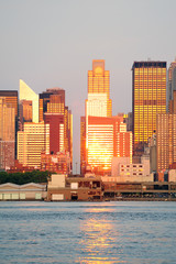Obraz premium New York City Manhattan at sunset over Hudson River