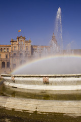 Fontana nella piazza di Spagna con arcobaleno, Siviglia