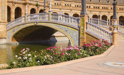 Fototapeta premium Ponte decorato con fiori nella piazza di Spagna, Siviglia