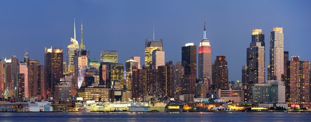 Naklejka premium New York City Manhattan at dusk