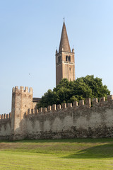 Fototapeta na wymiar Montagnana (Padova, Veneto, Włochy) - Średniowieczne mury i dzwonnica