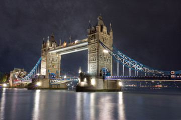 Fototapeta na wymiar Tower Bridge @ Night