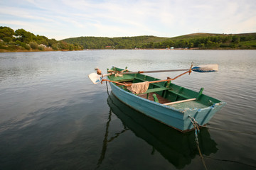 Fototapeta na wymiar Barque sur un lac