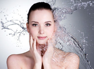Naklejka premium Splashes of water on the face of beautiful sexy woman