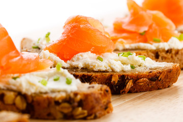Bread with smoked salmon and cream cheese