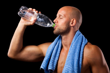 Sportler beim Wassertrinken