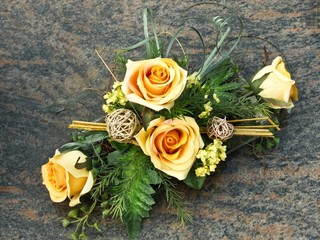 Grabgesteck mit gelben Rosen auf Marmor-Steinplatte/ Grabplatte
