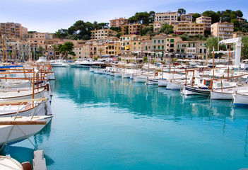 Fototapeta na wymiar Puerto de Soller Port Mallorca z łodzi lllaut