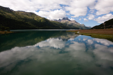 Lago svizzero con riflessi