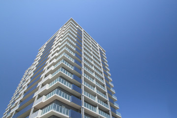 青空とマンション