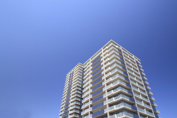 青空とマンション