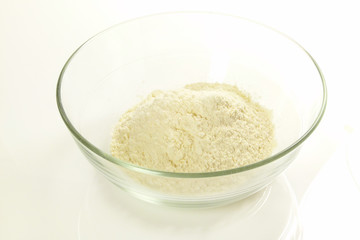Mehl in Glasschüssel  / Flour in a glass bowl