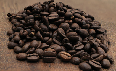 geröstete Kaffeebohnen auf einer Holzplatt