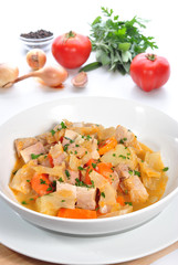 Kohlsuppe mit Karotten, Schweinefleisch, Kartoffeln und frischen