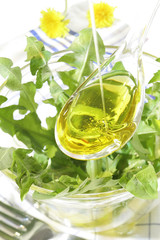 Préparation d'une salade de pissenlit