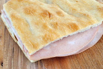 Pizza bianca con mortadella © Sergiogen