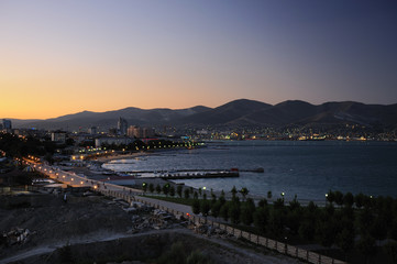 Вечерний город на море.