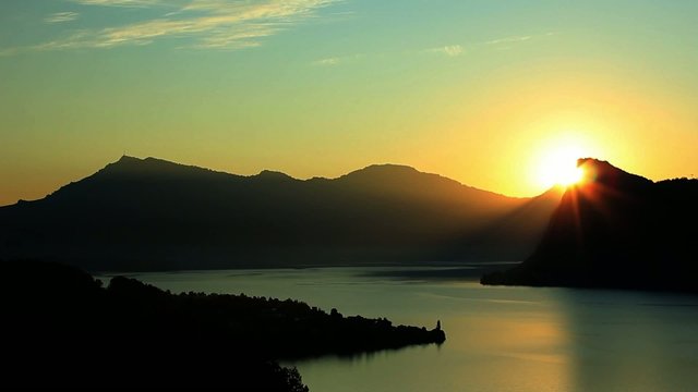 Sonnenaufgang mit Bergsilhouette (Rigi/Schweiz)