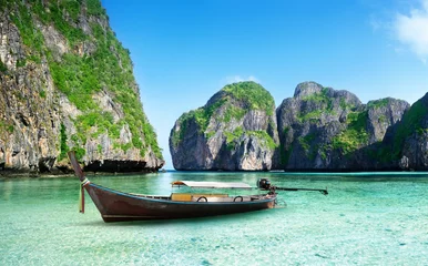 Cercles muraux Plage tropicale boat on sand of Maya bay Phi phi island