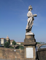 Obraz premium statue Summer on bridge on Arno, Florence