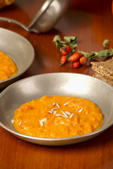 Kürbissuppe mit Sonnenblumenkernen