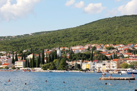 Zypressen in Selce (Kroatien)