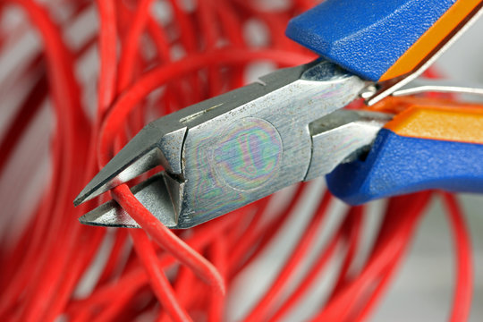 Schneiden von Elektrodraht mit Seitenschneider