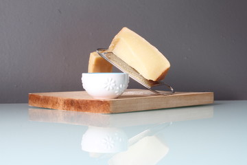 Formaggio sardo di pecora su tagliere