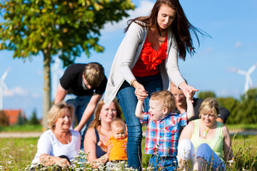 Familie und mehrere Generationen - Spaß auf der Wiese im Sommer