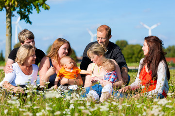 Fototapeta premium Familie und mehrere Generationen - Spaß auf der Wiese im Sommer