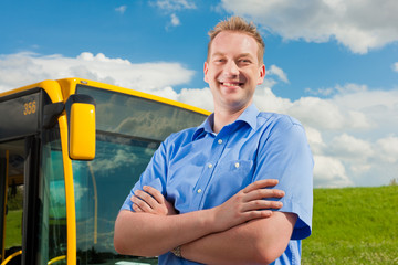 Busfahrer vor seinem Bus