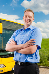 Busfahrer vor seinem Bus