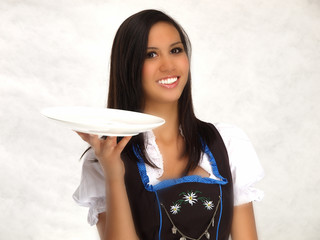 kellnerin im dirndl trägt ein teller