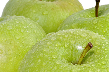 Gotas sobre manzanas verdes.