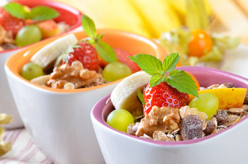 Gefüllte Müslischalen mit frischen Früchten