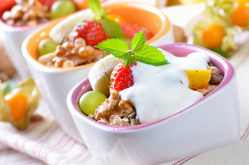 Biomüsli mit Naturjoghurt und frischen Früchten