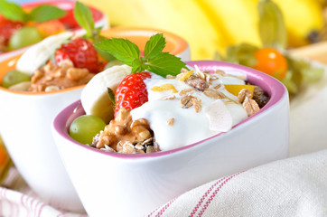 Biomüsli mit Naturjoghurt und Früchten