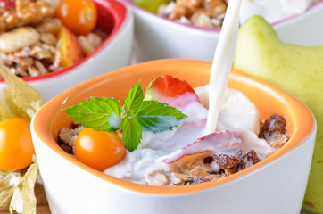 Frühstück mit Müsli und Früchten