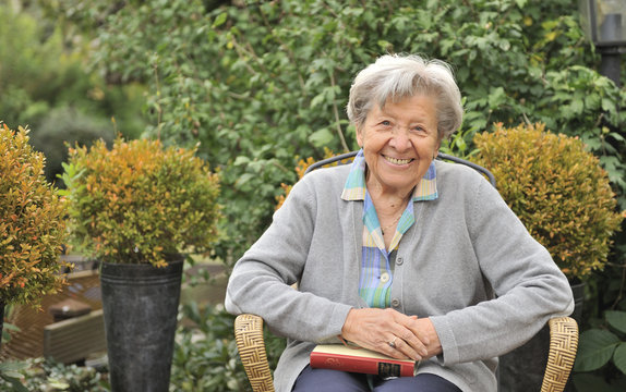 Seniorin im Garten 17