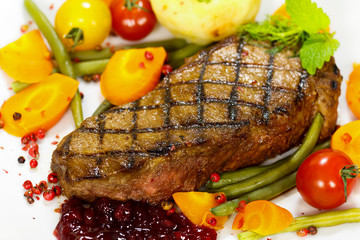Rumpsteak mit grünen Bohnen,Püree,Karotten,Stachelbeere