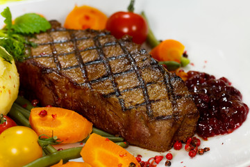 Rumpsteak mit grünen Bohnen,Püree,Karotten,Stachelbeere