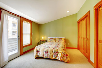 Green bedroom with golden wood