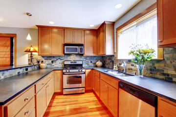 Golden modern kitchen wtth stone back splash
