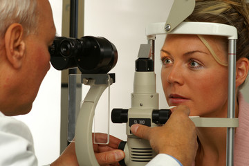 Junge Frau beim Augenarzt