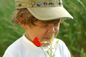 Kleiner Junge mit Blumen