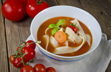 Tomatensuppe mit Pappardelle