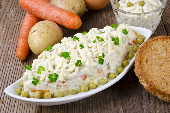 Polnische Gem&uuml;sesalate mit Mayonnaise