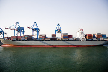 container schiff im hafen