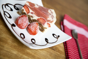 süsse nachspeise mit erdbeeren